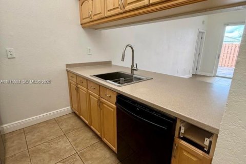 Townhouse in Hialeah, Florida 3 bedrooms, 101.54 sq.m. № 2040512 - photo 11