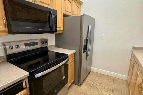 Townhouse in Hialeah, Florida 3 bedrooms, 101.54 sq.m. № 2040512 - photo 10