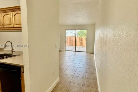 Townhouse in Hialeah, Florida 3 bedrooms, 101.54 sq.m. № 2040512 - photo 4
