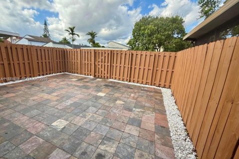 Townhouse in Hialeah, Florida 3 bedrooms, 101.54 sq.m. № 2040512 - photo 16