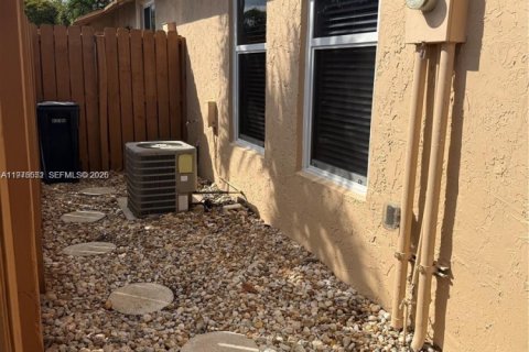 Townhouse in Hialeah, Florida 3 bedrooms, 101.54 sq.m. № 2040512 - photo 2