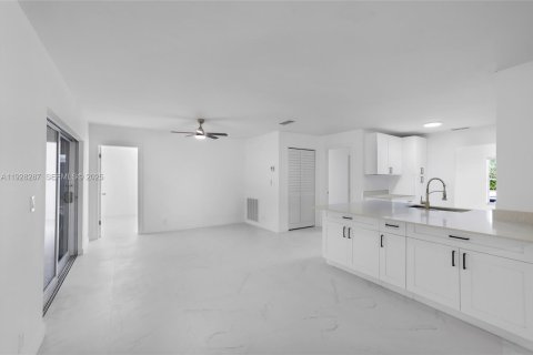 Casa en venta en Coral Springs, Florida, 4 dormitorios, 185.71 m2 № 1988336 - foto 8