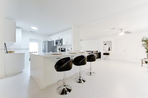 Casa en venta en Coral Springs, Florida, 4 dormitorios, 185.71 m2 № 1988336 - foto 5