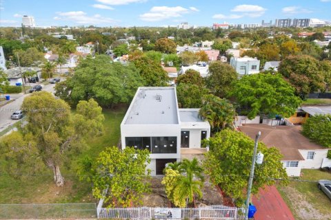 House in Miami, Florida 5 bedrooms № 1812296 - photo 1