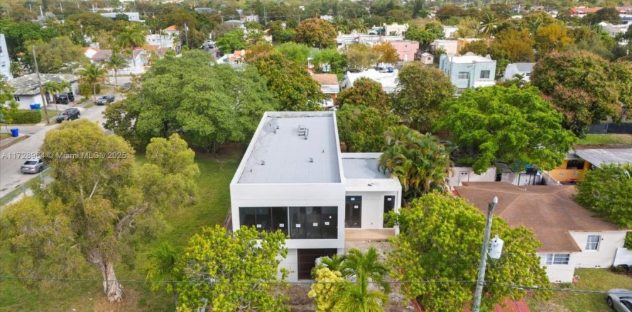 House in Miami, Florida 5 bedrooms № 1812296