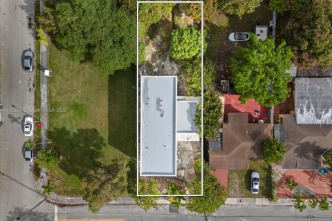 House in Miami, Florida 5 bedrooms № 1812296 - photo 2