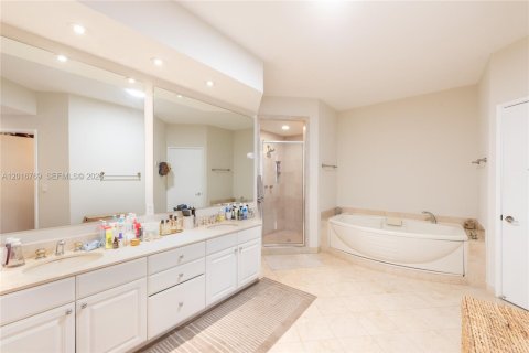 Condo in Key Biscayne, Florida, 3 bedrooms  № 2185802 - photo 20