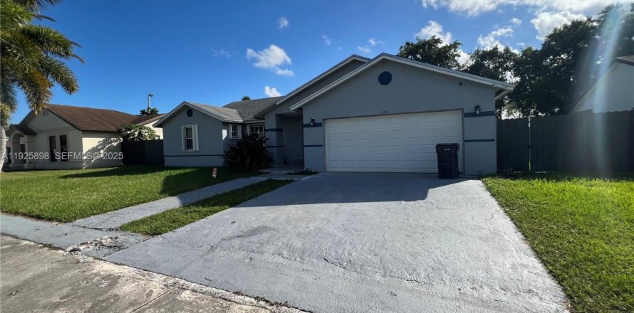 House in Homestead, Florida 3 bedrooms, 164.34 sq.m. № 1984438