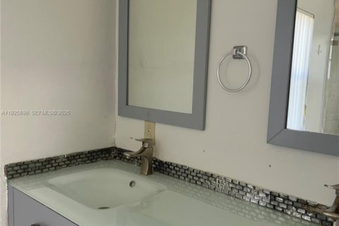 House in Homestead, Florida 3 bedrooms, 164.34 sq.m. № 1984438 - photo 18