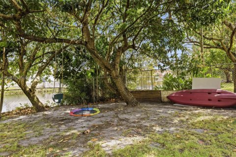 Apartamento en alquiler en Miami Springs, Florida, 2 dormitorios № 2050726 - foto 20