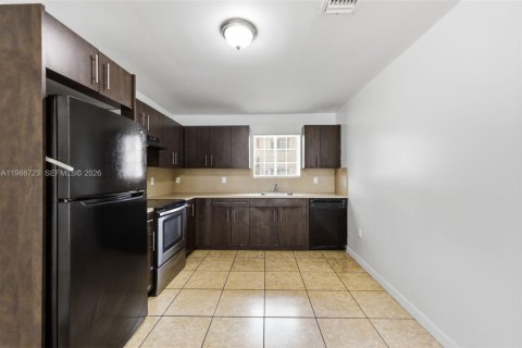 Apartamento en alquiler en Miami Springs, Florida, 2 dormitorios № 2050726 - foto 2