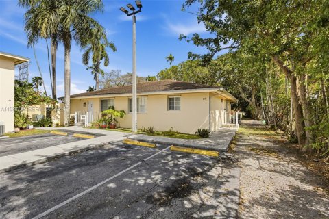 Apartamento en alquiler en Miami Springs, Florida, 2 dormitorios № 2050726 - foto 16