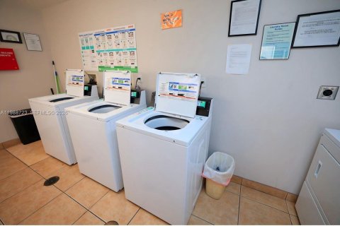 Apartamento en alquiler en Miami Springs, Florida, 2 dormitorios № 2050726 - foto 21