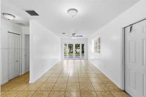 Apartamento en alquiler en Miami Springs, Florida, 2 dormitorios № 2050726 - foto 7