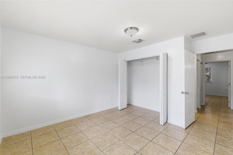 Apartamento en alquiler en Miami Springs, Florida, 2 dormitorios № 2050726 - foto 12