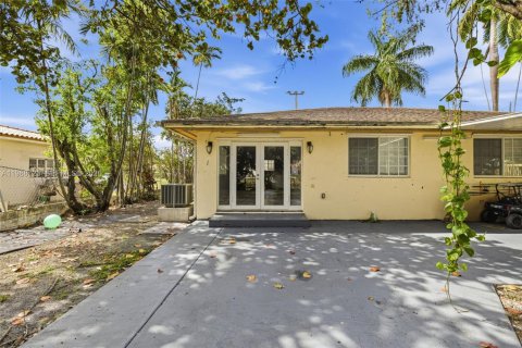Apartamento en alquiler en Miami Springs, Florida, 2 dormitorios № 2050726 - foto 15