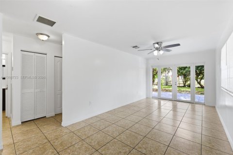 Apartamento en alquiler en Miami Springs, Florida, 2 dormitorios № 2050726 - foto 8