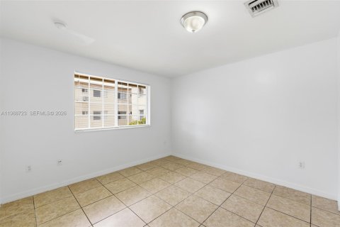 Apartamento en alquiler en Miami Springs, Florida, 2 dormitorios № 2050726 - foto 11