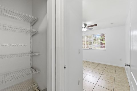 Apartamento en alquiler en Miami Springs, Florida, 2 dormitorios № 2050726 - foto 13