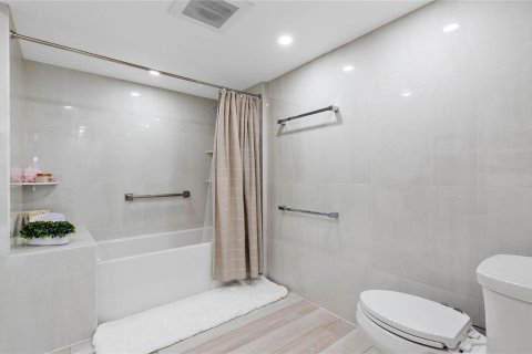 Copropriété à vendre à Fort Lauderdale, Floride: 2 chambres, 146.79 m2 № 2435499 - photo 18