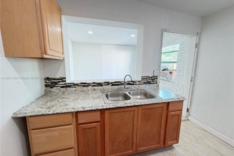 Propiedad comercial en alquiler en Hollywood, Florida, 330.92 m2 № 1975585 - foto 7