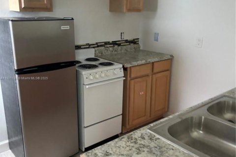 Propiedad comercial en alquiler en Hollywood, Florida, 330.92 m2 № 1975585 - foto 9