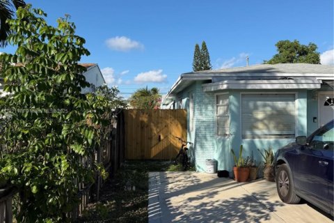 Propiedad comercial en alquiler en Hollywood, Florida, 330.92 m2 № 1975585 - foto 1