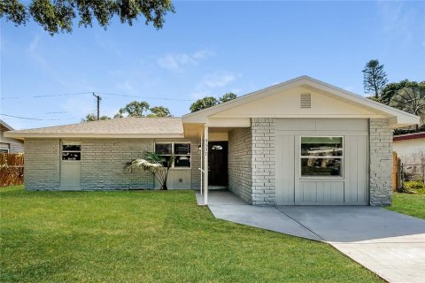 Villa ou maison à louer à Seminole, Floride: 4 chambres, 124.49 m2 № 1913961 - photo 1