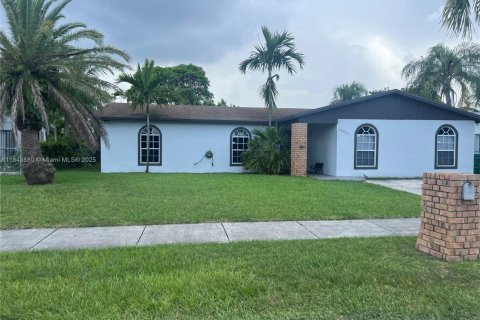 Villa ou maison à louer à Miami, Floride: 3 chambres, 228.73 m2 № 1940551 - photo 1