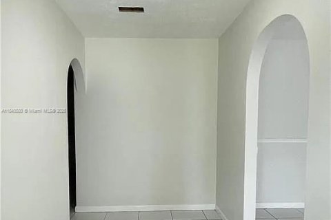 Villa ou maison à louer à Miami, Floride: 3 chambres, 228.73 m2 № 1940551 - photo 8