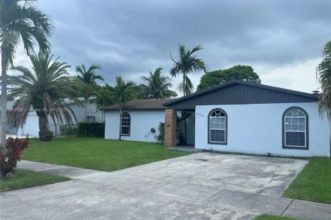 Villa ou maison à louer à Miami, Floride: 3 chambres, 228.73 m2 № 1940551 - photo 2