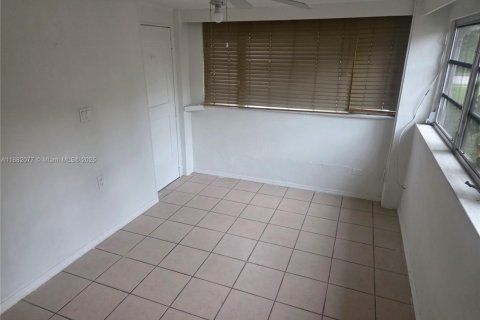 Снять в аренду виллу или дом в Норт-Майами-Бич, Флорида 3 спальни, 117.43м2, № 1929612 - фото 3