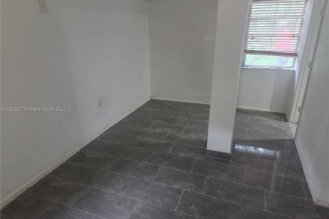 Снять в аренду виллу или дом в Норт-Майами-Бич, Флорида 3 спальни, 117.43м2, № 1929612 - фото 11