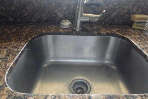 Снять в аренду виллу или дом в Норт-Майами-Бич, Флорида 3 спальни, 117.43м2, № 1929612 - фото 7