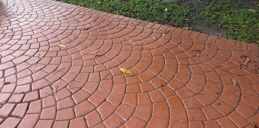 Дом в Норт-Майами-Бич, Флорида 3 спальни, 117.43м2 № 1929612