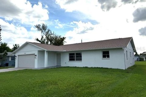 House in Port Charlotte, Florida 3 bedrooms, 160.54 sq.m. № 1903123 - photo 2