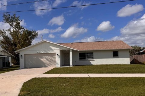 House in Port Charlotte, Florida 3 bedrooms, 160.54 sq.m. № 1903123 - photo 1