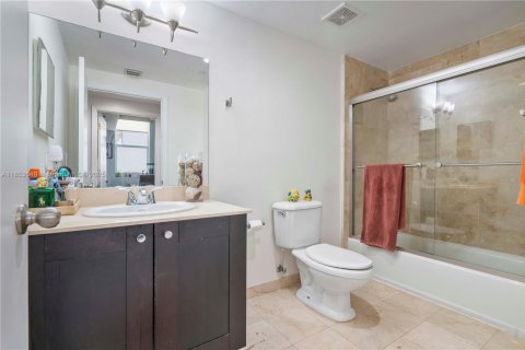 Condo in Coral Gables, Florida, 2 bedrooms  № 1872654 - photo 17