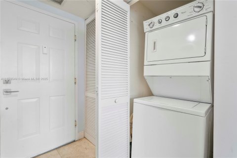 Condo in Coral Gables, Florida, 2 bedrooms  № 1872654 - photo 20