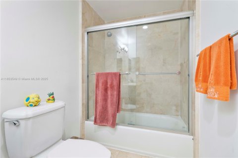 Condo in Coral Gables, Florida, 2 bedrooms  № 1872654 - photo 18