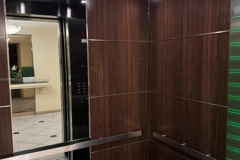Copropriété à vendre à Hallandale Beach, Floride: 2 chambres, 96.62 m2 № 2036032 - photo 24