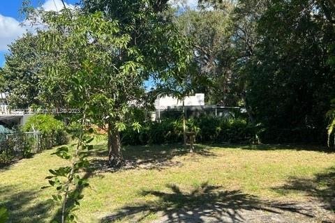 Terreno en venta en Biscayne Park, Florida № 1951875 - foto 1