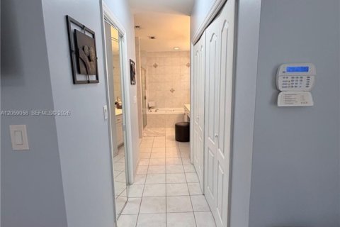Villa ou maison à vendre à Miami, Floride: 4 chambres, 218.41 m2 № 2264152 - photo 22