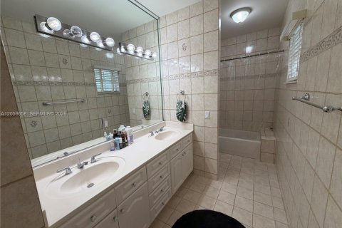 Villa ou maison à vendre à Miami, Floride: 4 chambres, 218.41 m2 № 2264152 - photo 30