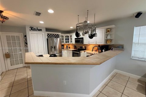 Villa ou maison à vendre à Miami, Floride: 4 chambres, 218.41 m2 № 2264152 - photo 12
