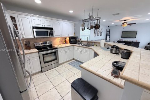 Villa ou maison à vendre à Miami, Floride: 4 chambres, 218.41 m2 № 2264152 - photo 10