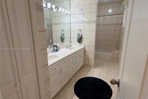 Villa ou maison à vendre à Miami, Floride: 4 chambres, 218.41 m2 № 2264152 - photo 29