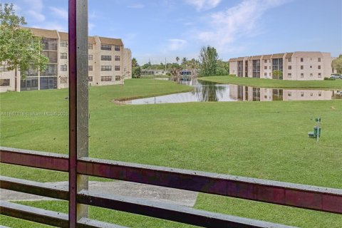 Condo in Sunrise, Florida, 2 bedrooms  № 1845534 - photo 1