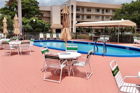 Condo in Sunrise, Florida, 2 bedrooms  № 1845534 - photo 16