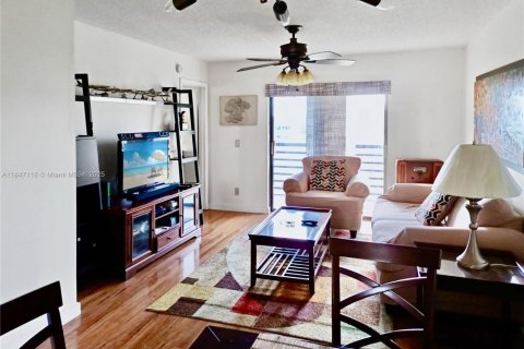 Condo in Sunrise, Florida, 2 bedrooms  № 1845534 - photo 2